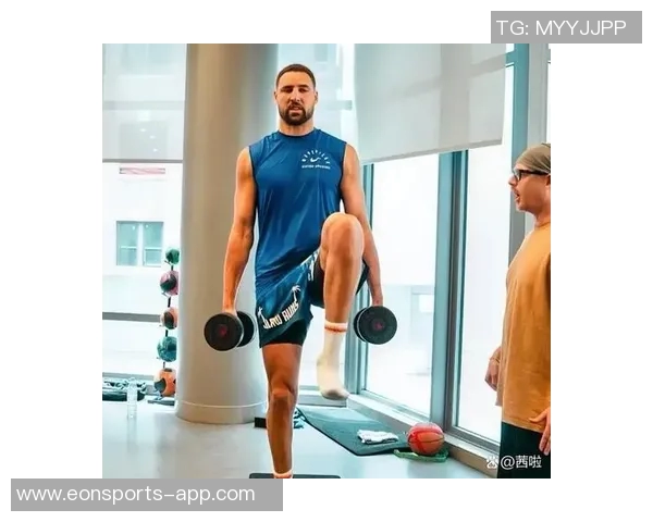 克莱手感回暖却遭冷落赛后愤怒扔水瓶表达不满情绪