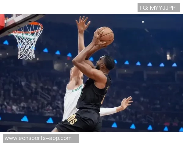 米切尔全场表现亮眼22投11中三分命中率高达36砍下32分9篮板5助攻正负值13