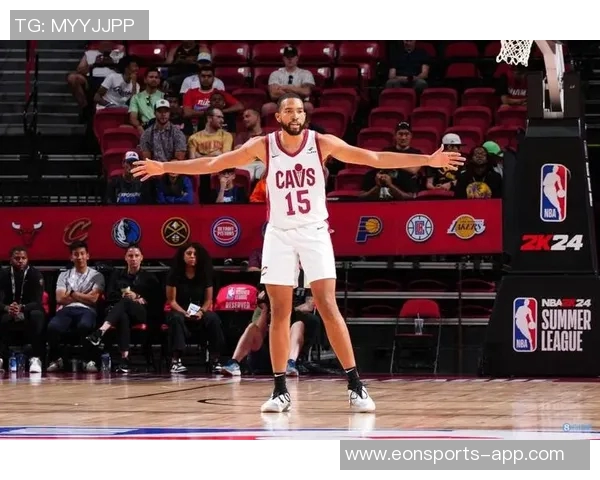 莫布里上半场表现出色三投三中贡献八分三板两助攻助力球队攻势