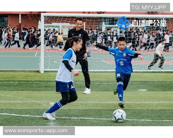 直播吧公益活动走进成都校园杨晨徐亮携手共筑体育梦想